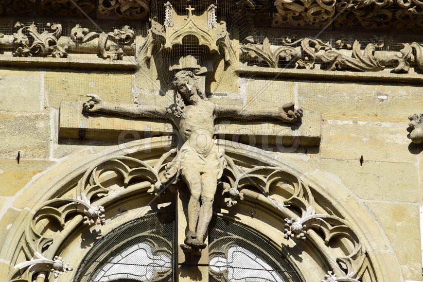 Германия - город Регенсбург. Скульптуры и украшения на фасаде здания 