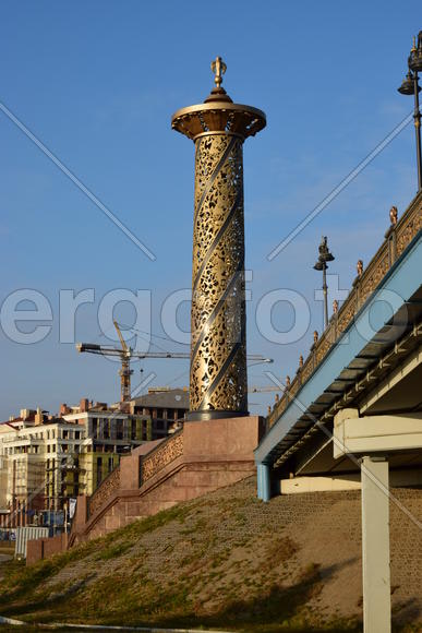 Кованная колона из черного и золотого метала 