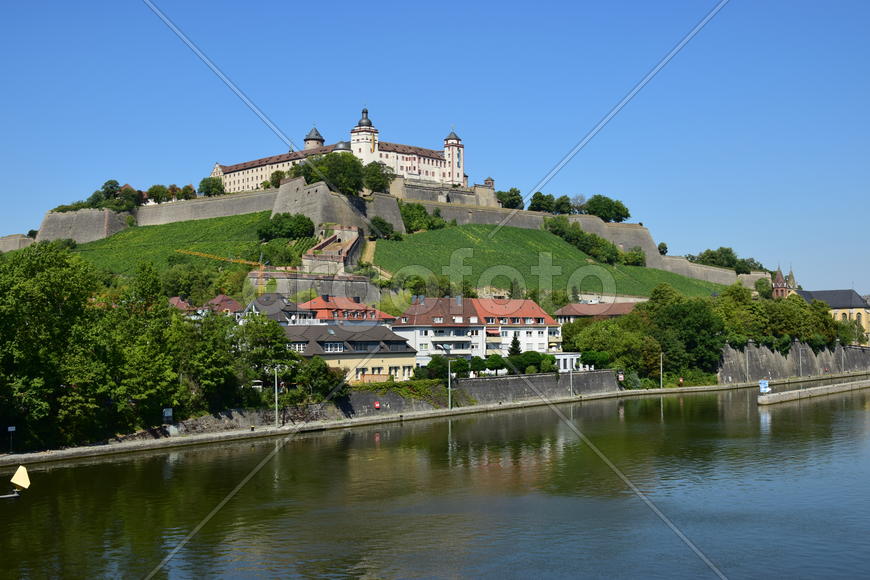 Германия - город Вюрцбург, замок Мариенберг панорамный вид с реки 
