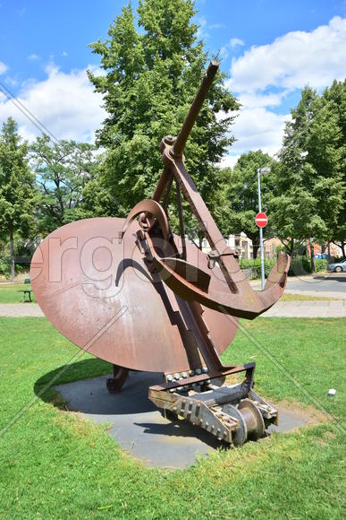 Германия - город Бамберг. Железный памятник в виде якоря 