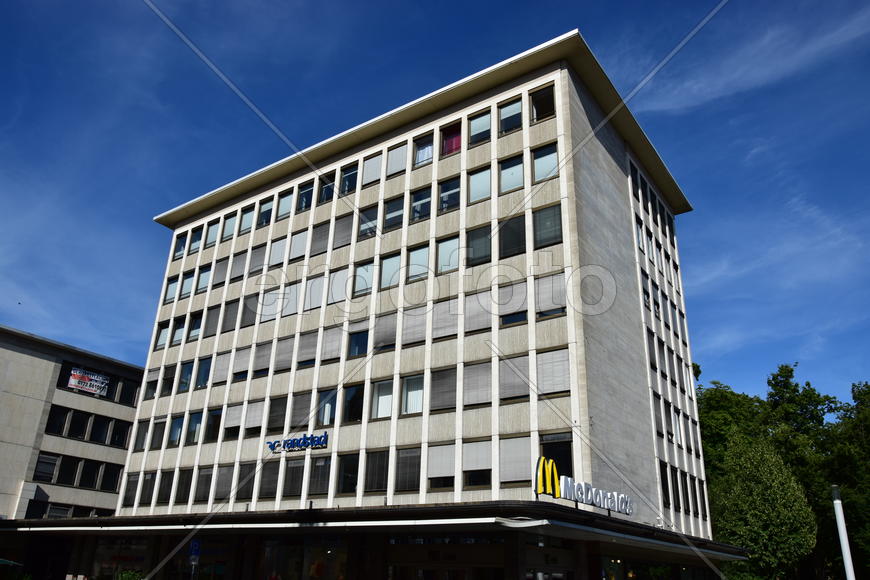 Германия. Город Регенсбург. Современное здание 