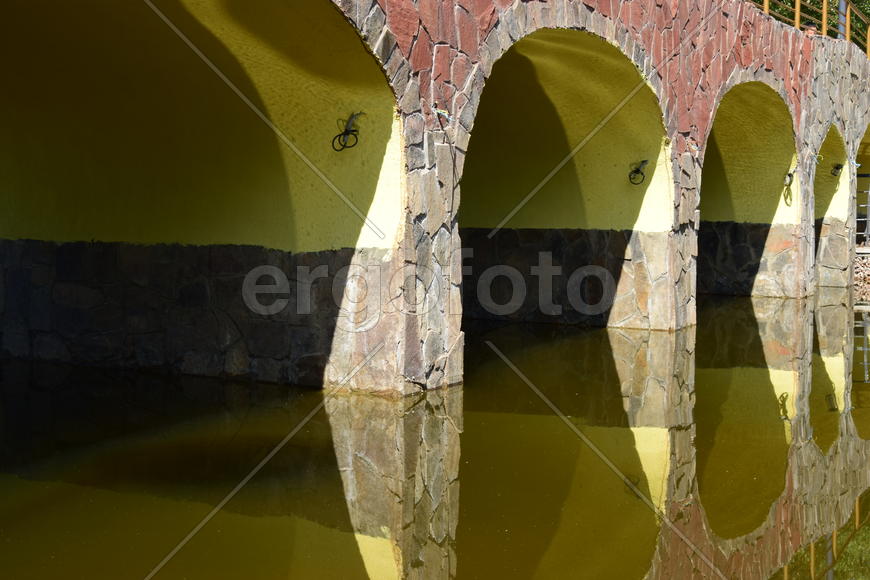 Арочный мост над водой  