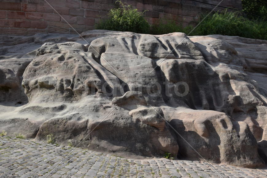 Каменная гора на улице города 