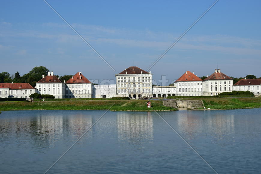 Белые дома на берегу реки 