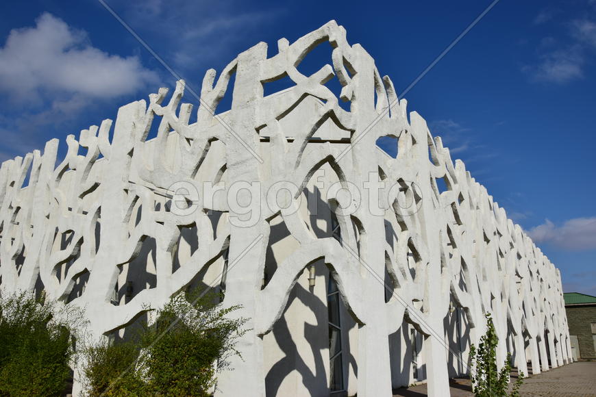 Украшения на фасаде здания 