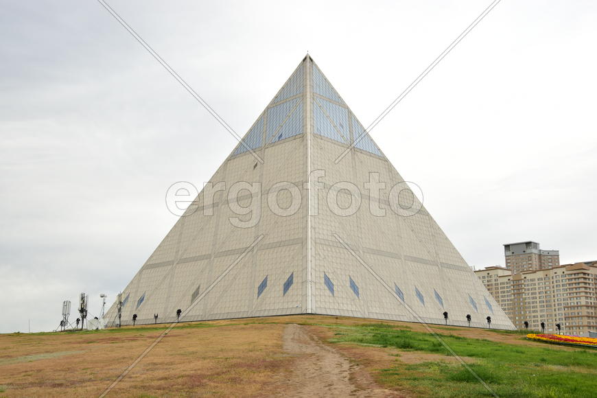 Астана - стеклянная пирамида. Казахстан