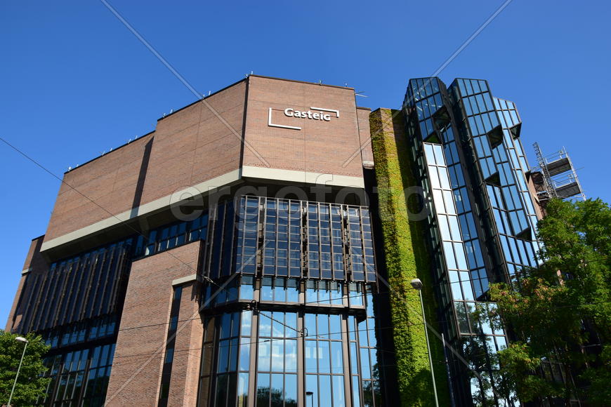 Германия. Мюнхен. Фасад современного здания 