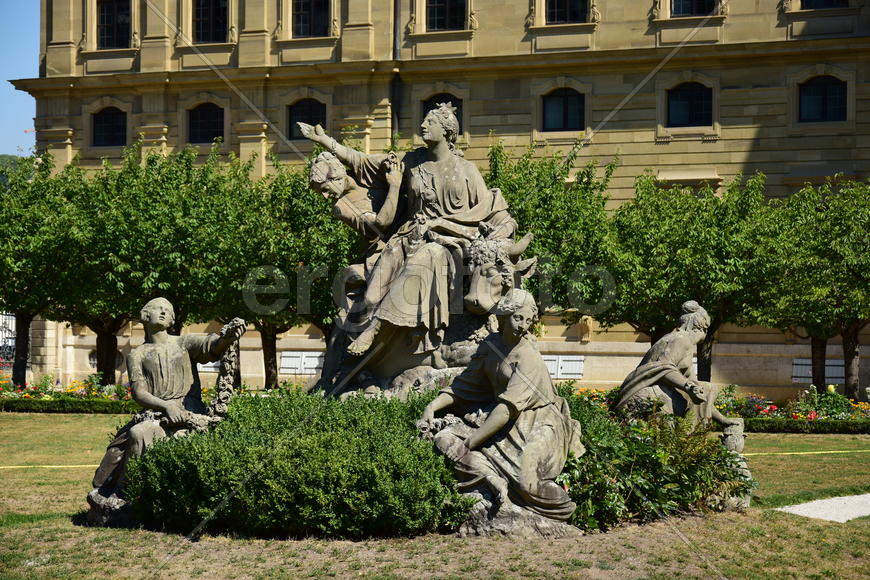 Германия - Город Вюрцбург, Скульптуры у здания резиденции 