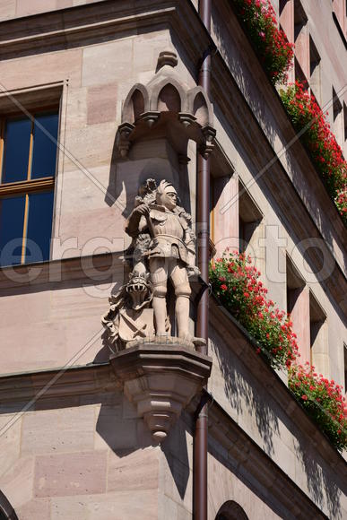 Германия - город Нюрнберг. Уккрашение на фасаде здания 