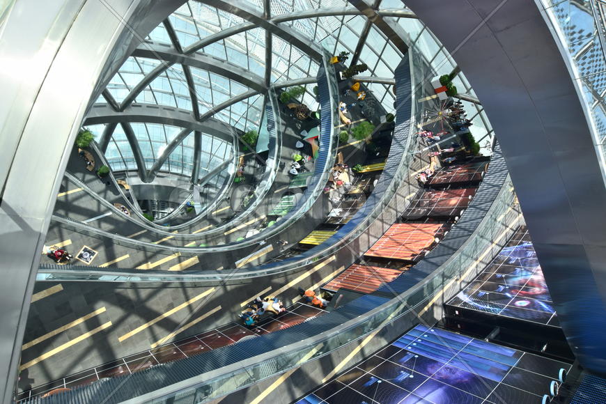 Интерьер стеклянной сферы "Нур-Алем". Казахстан