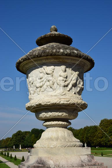 Германия, Мюнхен, замок Нимфенбург. Статуи в дворцовом парке