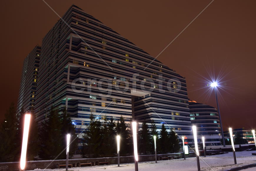 Астана. Современная архитектура города ночью 