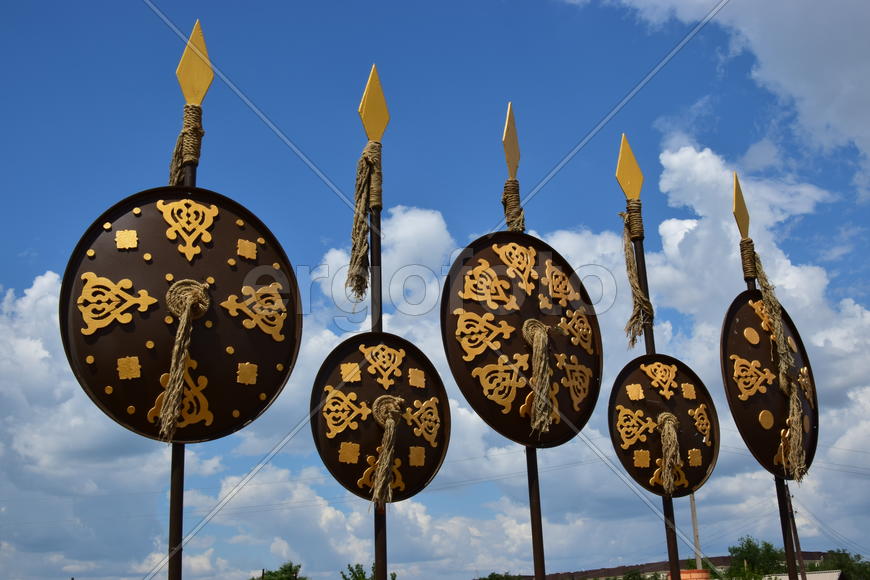 Старинные щиты украшенные орнаментом 