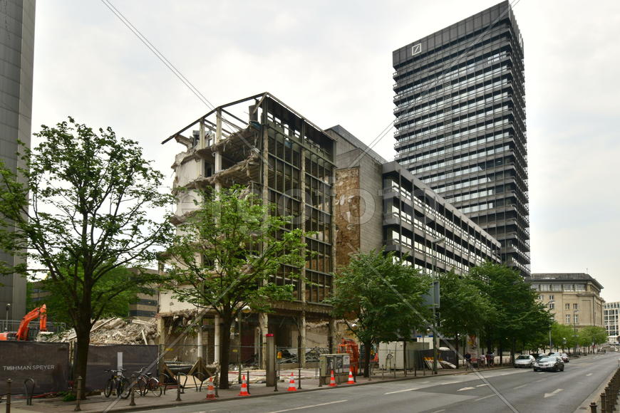 Разрушенное здание рядом с Небоскребом