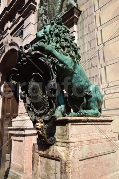 Германия. Мюнхен. Скульптура льва с щитом 