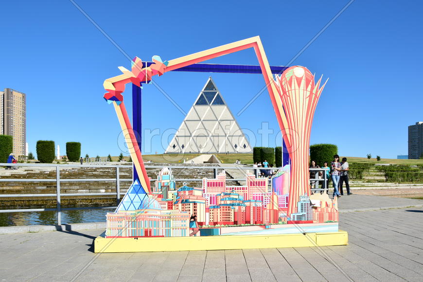 Астана - архитектурное строение в виде пирамиды. Казахстан 