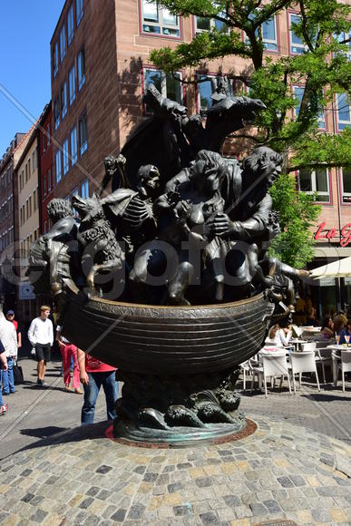 Германия - город Нюрнберг. Памятник людей в лодке 