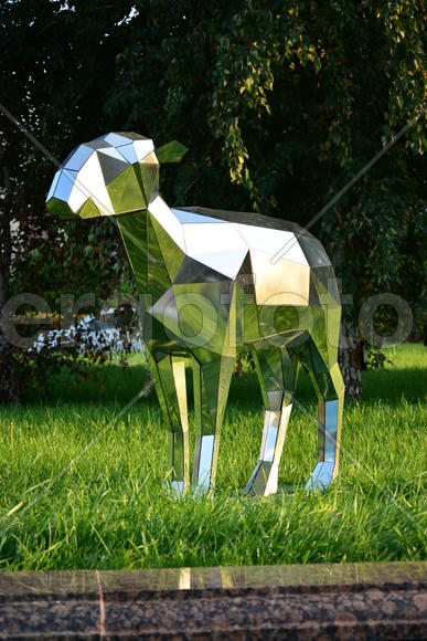 Астана - уличная скульптура из зеркал 