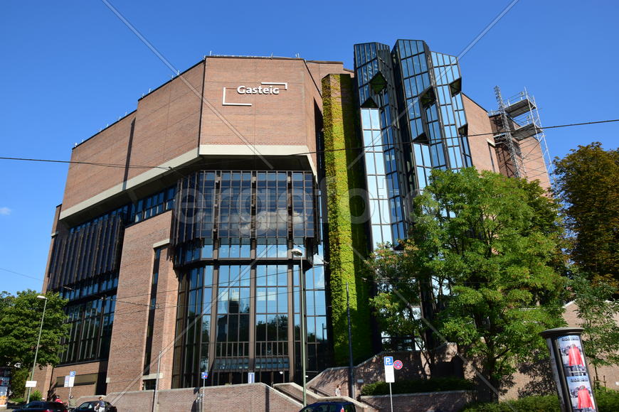 Германия. Мюнхен. Фасад современного здания 