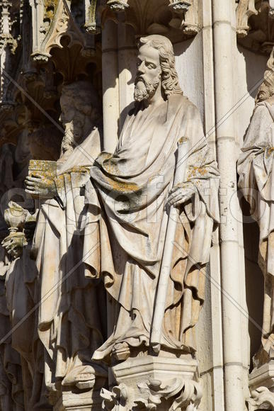 Германия - город Регенсбург. Скульптуры и украшения на фасаде здания 