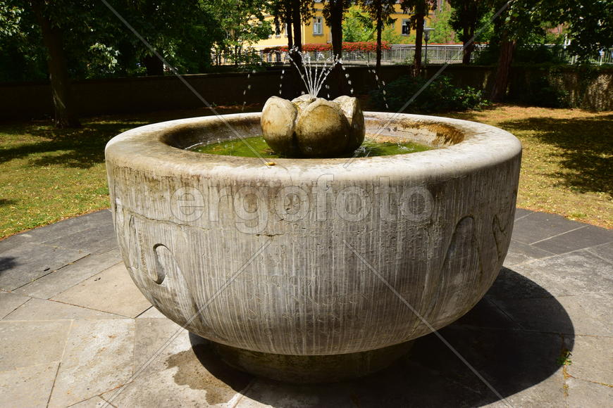Германия - город Бамберг. Фонтан в виде чаши 