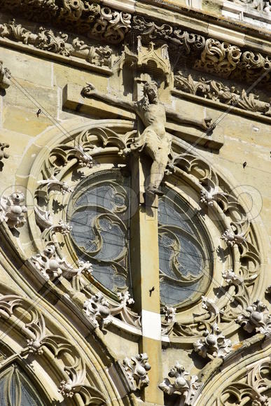 Германия - город Регенсбург. Скульптуры и украшения на фасаде здания 