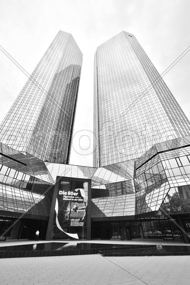 Германия, Франфурт-на-Майне. Вид на два небоскреба 