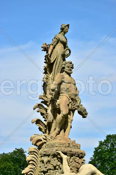 Дворец ЗЕЕХОФ под Бамбергом, Германия. Скульптуры людей 
