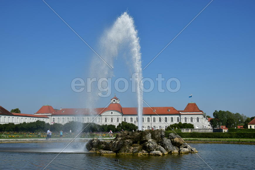 Германия, Мюнхен, замок Нимфенбург. Фонтан в парке