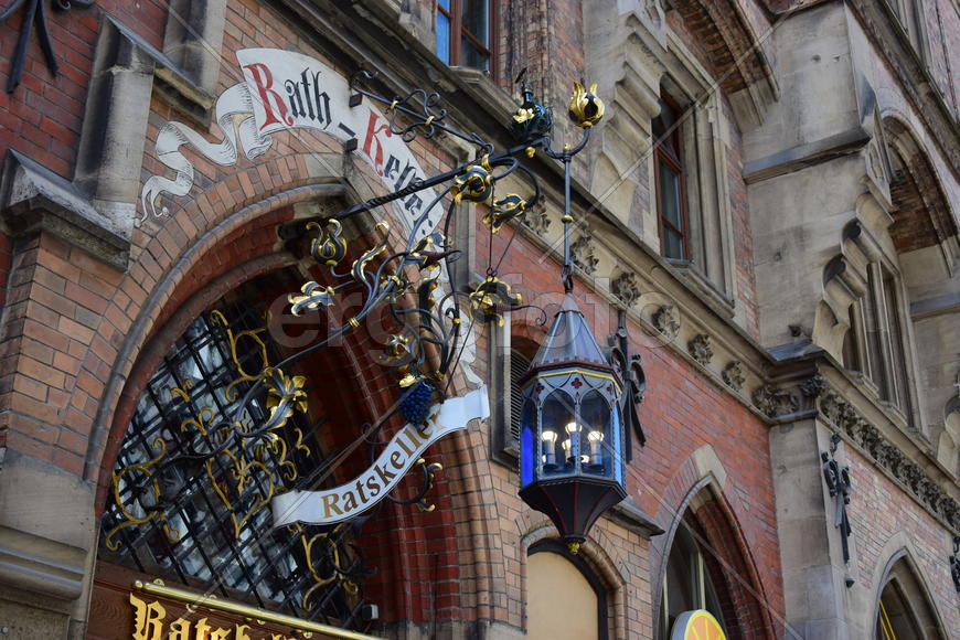 Германия. Мюнхен. Украшения на фасаде здания 