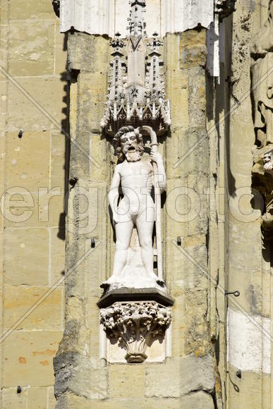 Германия - город Регенсбург. Скульптуры и украшения на фасаде здания 