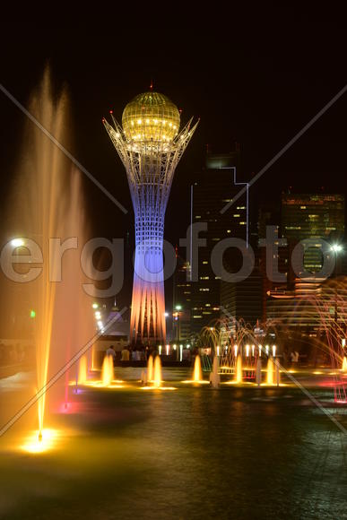 Астана - Башня "Байтерек"-ночью 