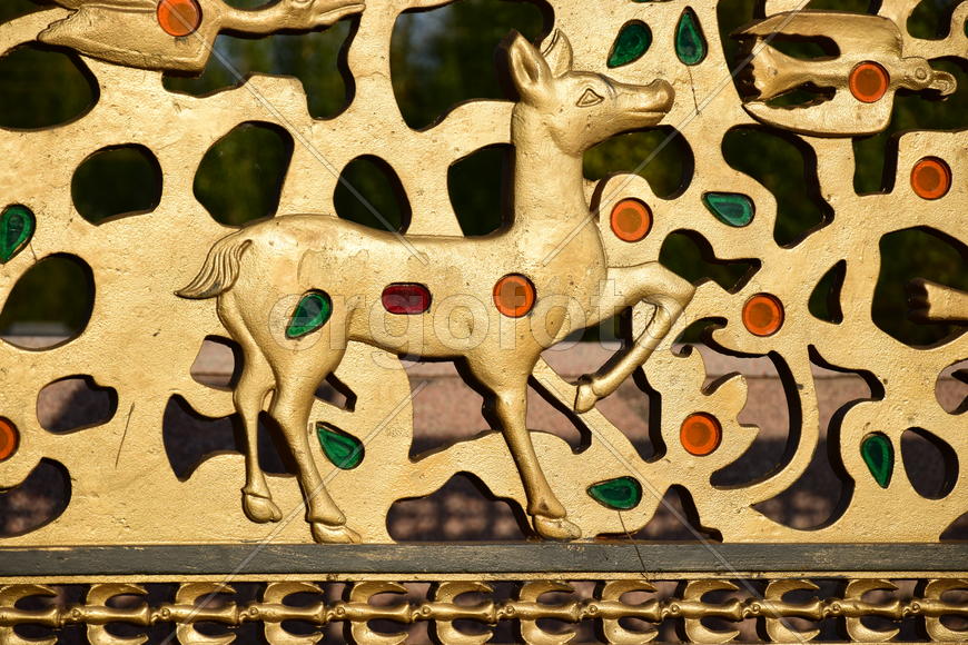 Золотисто - черные, кованные ограды 