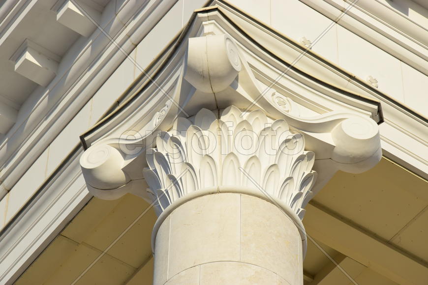 Украшения на фасаде здания 