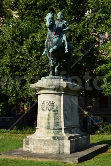 Германия - город Бамберг. Скульптура мужчины на коне 