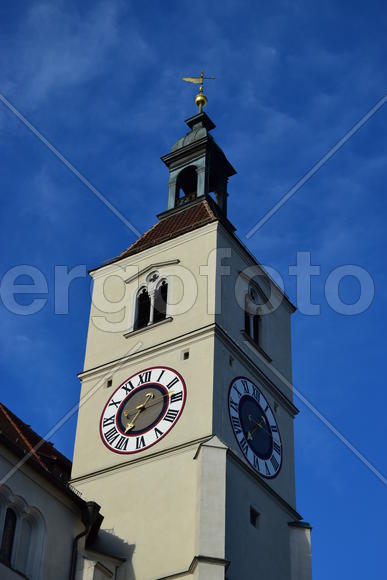 Германия - город Регенсбург. Башня с часами 