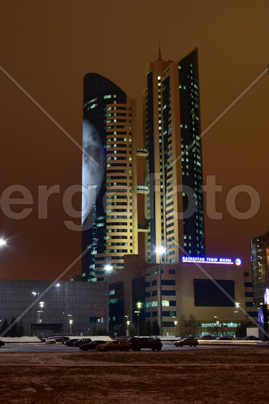 Астана. Современная архитектура города ночью 