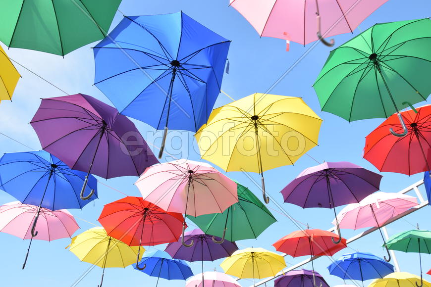 Астана. Разноцветные зонтики на фоне голубого неба 