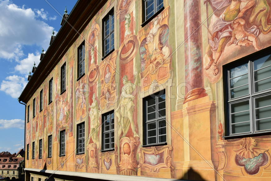 Германия - город Бамберг. Фасад старинного здания 