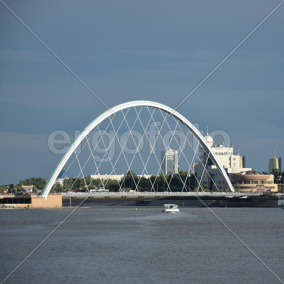 Астана. Современный мост через реку 