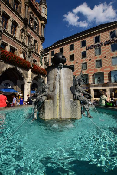 Германия. Мюнхен. Фонтан со скульптурами 