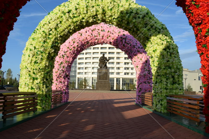 Астана. Разноцветные арки на фоне архитектуры 