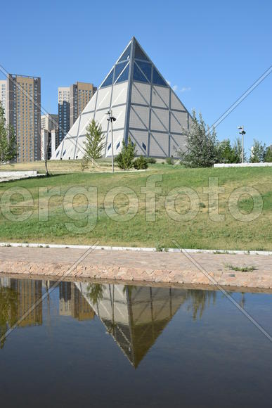 Астана - стеклянная пирамида. Казахстан