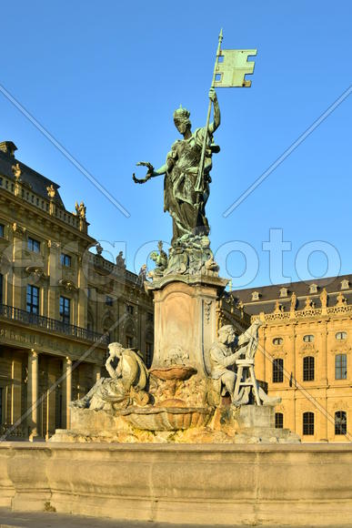 Статуя царицы в Германии