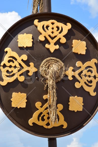 Старинные щиты украшенные орнаментом 