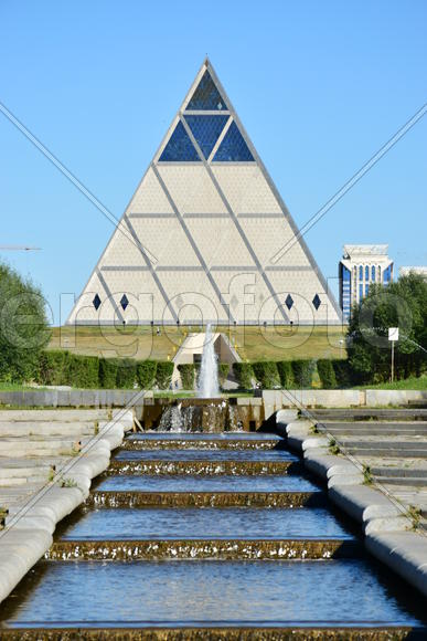 Астана - стеклянная пирамида. Казахстан 