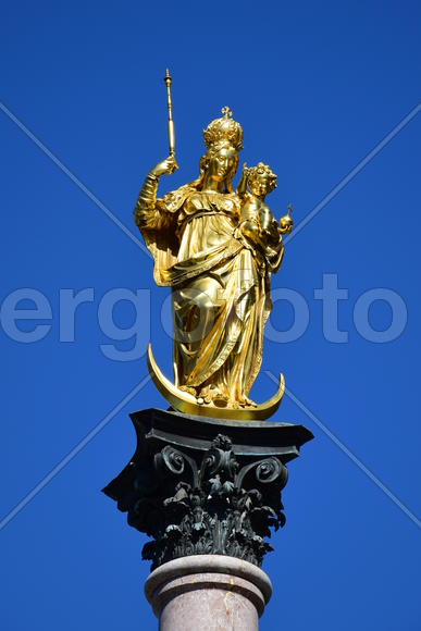 ГЕрмания. Мюнхен. Золотая скульптура 