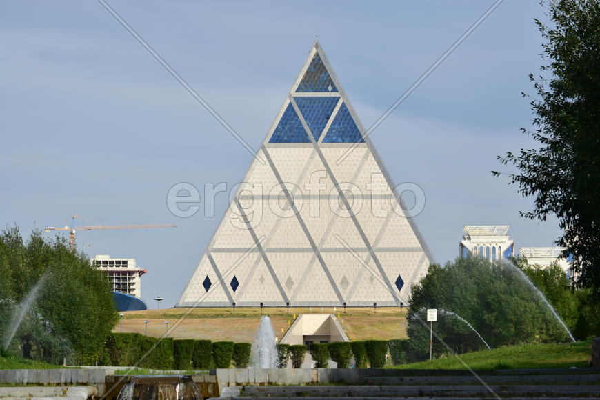 Астана - стеклянная пирамида. Казахстан