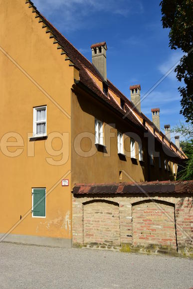 Аугсбург - ФУГГЕРАЙ, небольшие дома яркого цвета 