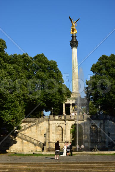 Германия. Мюнхен. Золотая скульптура  на постаменте в парке 
